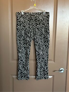 Zara Black and White Abstract Print Capri Pants